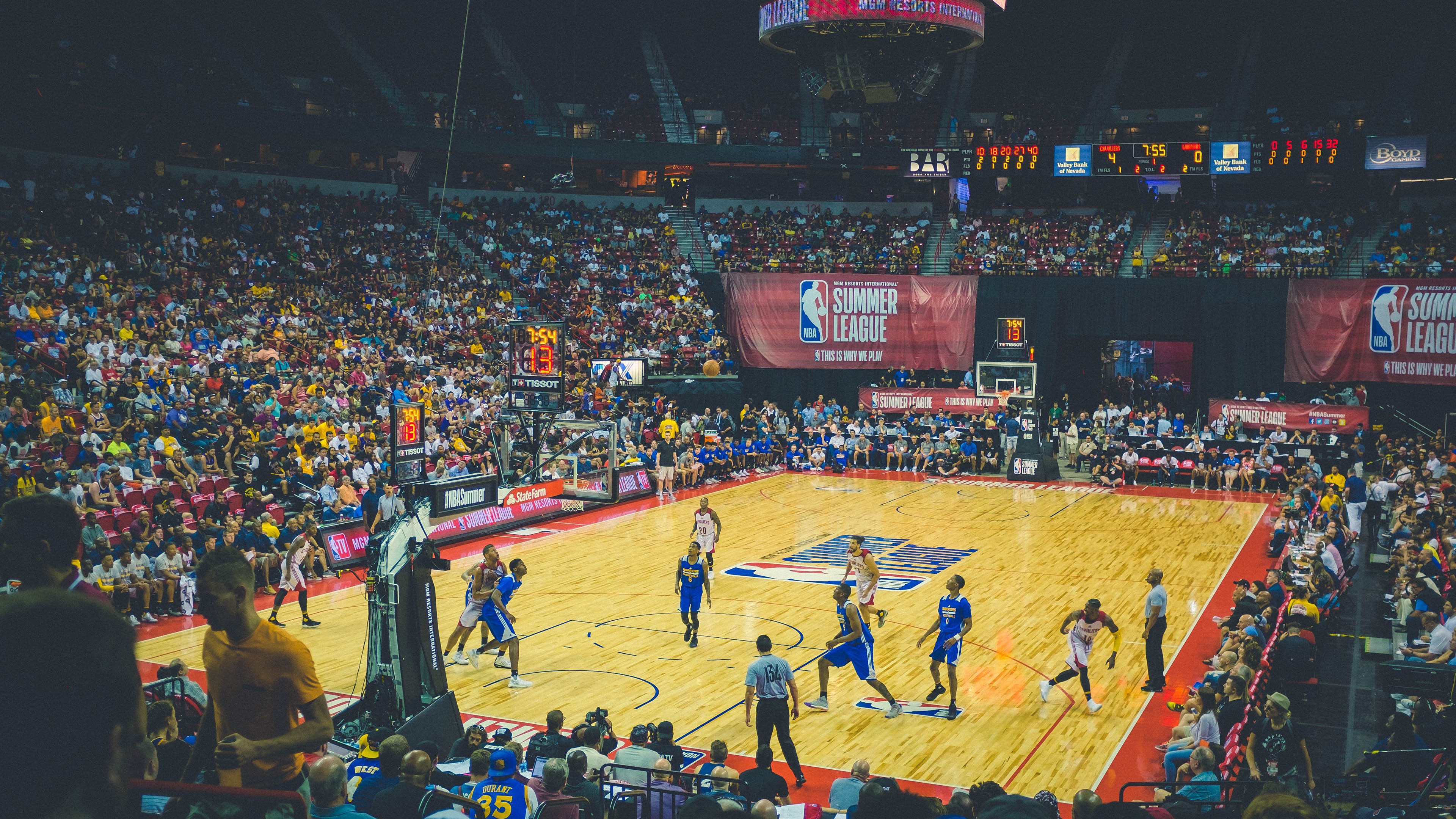 东契奇焦点对战，詹姆斯与60激战塞尔维亚队分钟，出色防守胜负难料！上演精彩一战