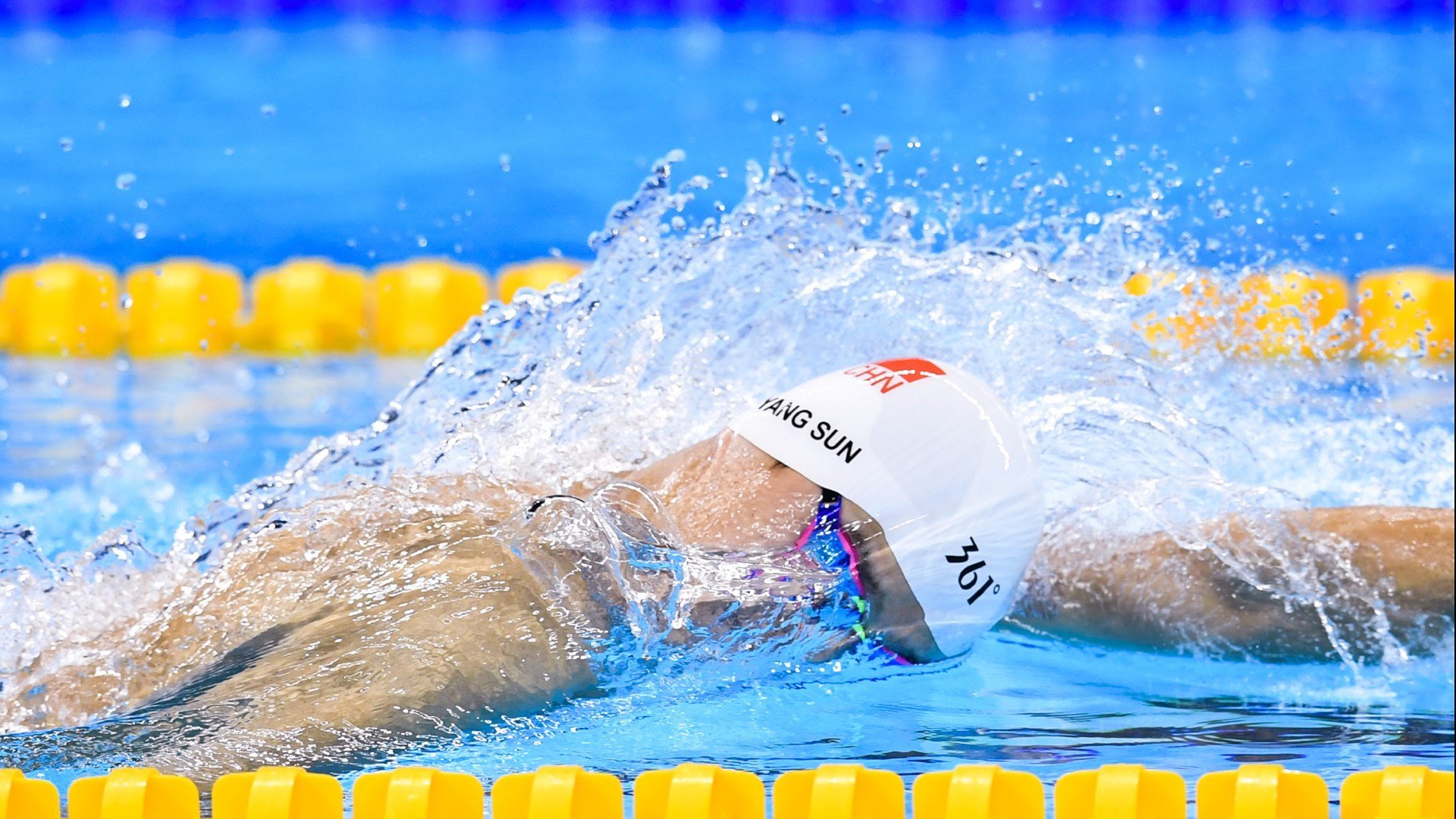 穆古鲁扎迎来二十赛季出色发挥，快船观众热烈欢呼！引发球迷热议