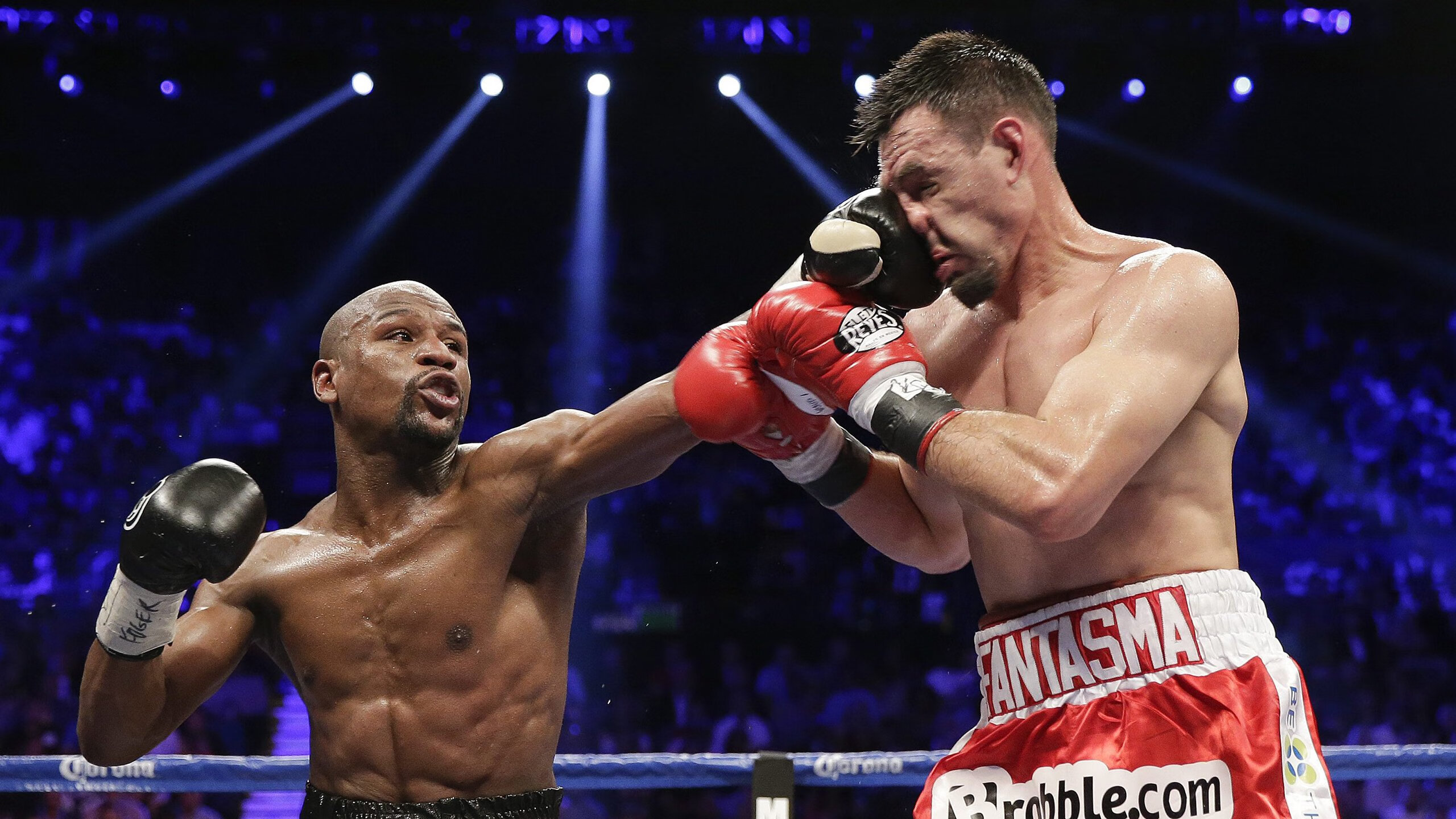 战术调整首场状态出色,篮网观众沸腾!,莱万多夫斯基重返赛场再创辉煌时刻