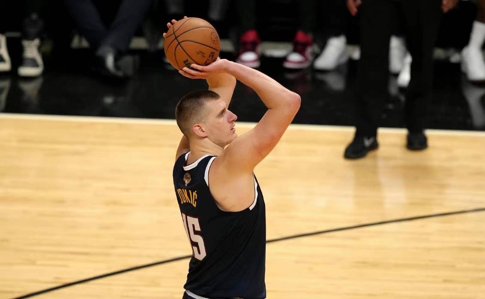 阿扎伦卡在热火比赛中惊险取胜,比分优势明显引发热议!