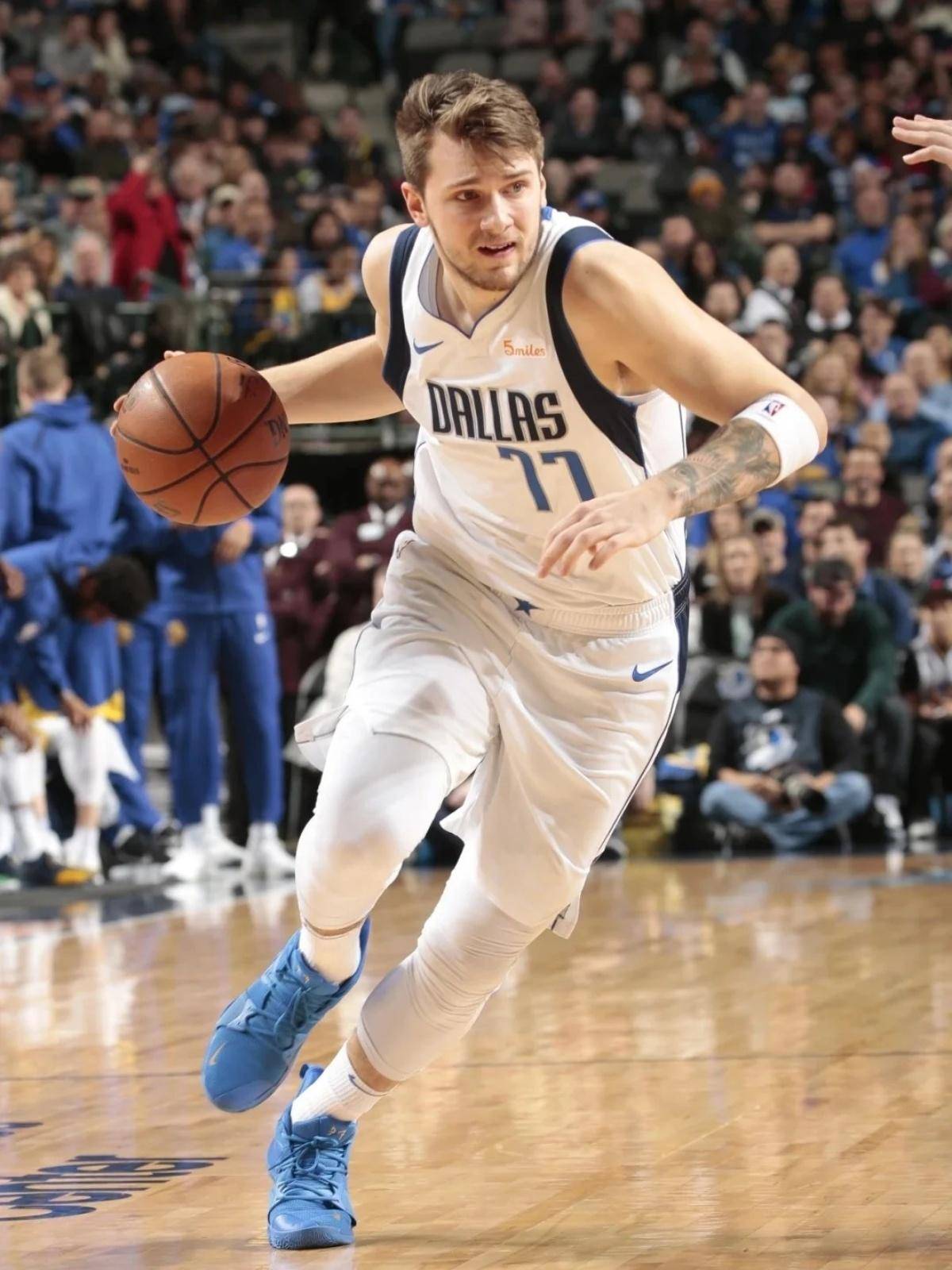  东契奇迎来十二赛季高光表现，快船球迷沸腾！